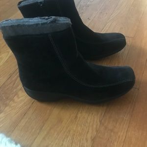 Clark's Water Resistant Suede Boot. Size 9W